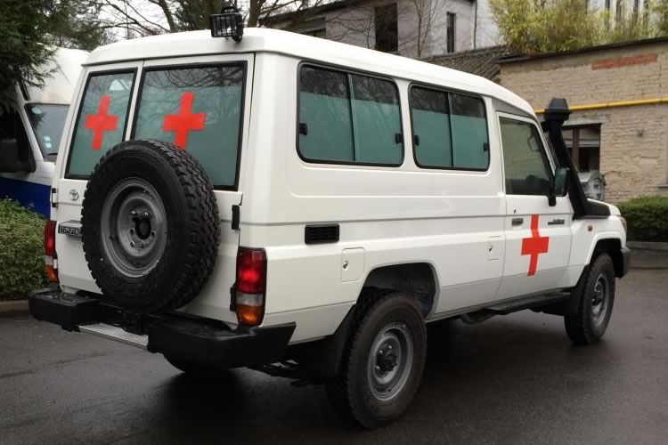 toyota-land-cruiser-78-transfrome-en-ambulance-pour-afrique-4